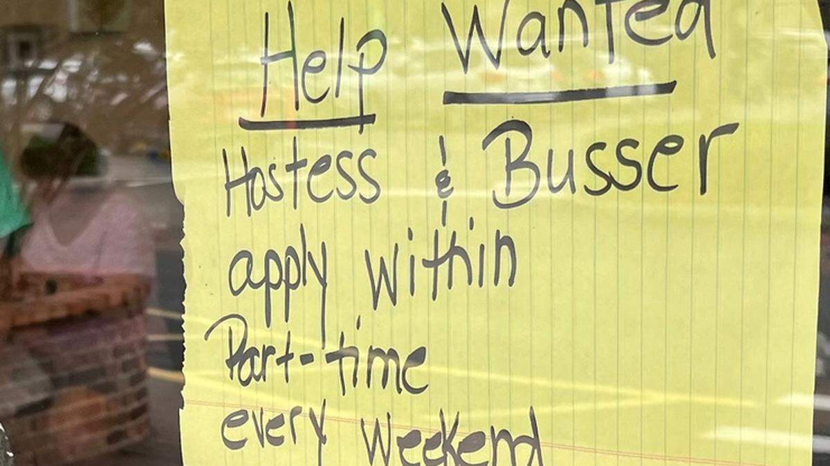 Un cartel anuncia la disponibilidad de trabajos en un restaurante en Port Orange, Florida, el 20 de junio de 2024.