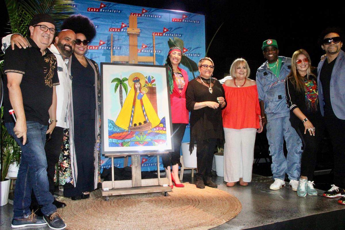 Artistas que participarán en CubaNostalgia 2023 junto a la periodista radial y artista plástica Ninoska Pérez Castellón (cuarta desde la derecha), autora del afiche del evento.