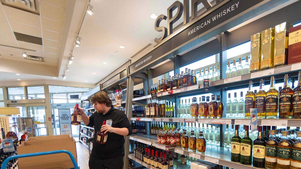 Un empleado retira bebidas alcohólicas estadounidenses de un estante en una tienda de licores en Oakville, Ontario, Canadá, el 4 de marzo de 2025.