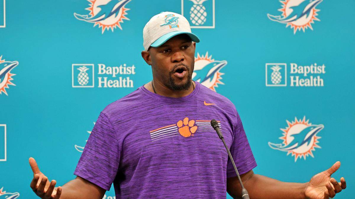 Exejecutivos de la NFL y algunas figuras de cadenas de televisión criticaron a los Dolphins por despedir al entrenador Brian Flores el lunes, mientras que algunos de los jugadores de Miami parecían atónitos y decepcionados.