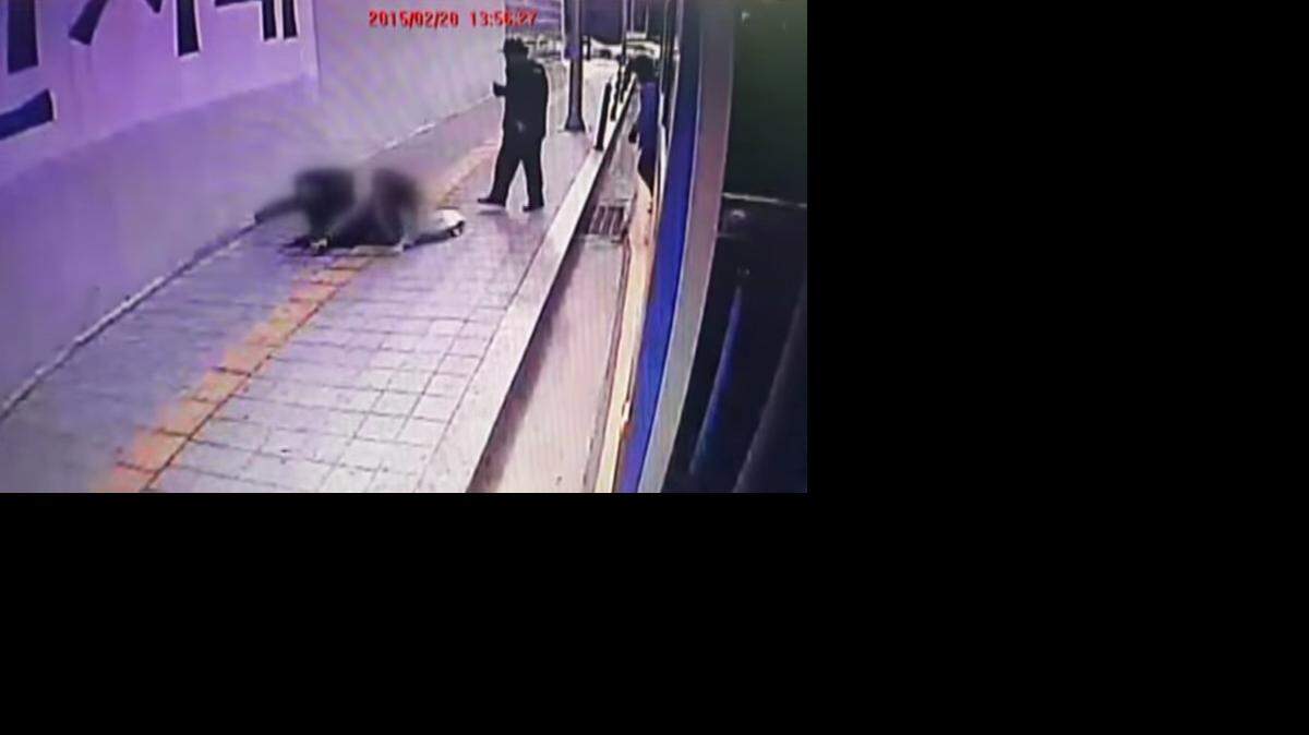 Una pareja cayó a una profundidad de tres metros y fue socorrida por los bomberos, aunque ninguno de los jóvenes fue herido de gravedad. Imagen tomada de video/YouTube