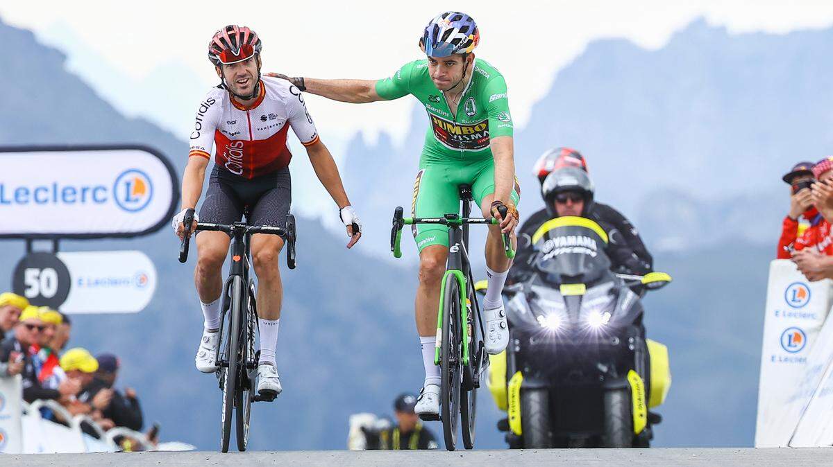 El español Ion Izagirre (izq.) y el belga Wout Van Aert cruzan la línea de meta de la undécima etapa del Tour de Francia, celebrada el jueves 13 de julio de 2023.