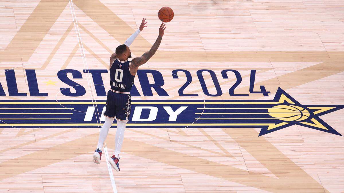 Damian Lillard realiza un tiro al aro en el Juego de las Estrellas el 18 de febrero de 2024 en Indianápolis.