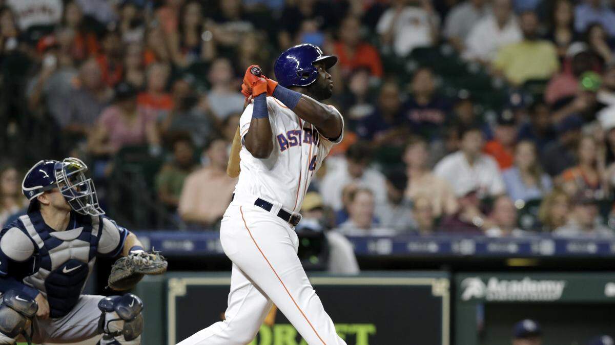 Yordan Alvarez pegó dos jonrones en el juego de los Astros ante los Rays el martes y llegó a 21 en la temporada.