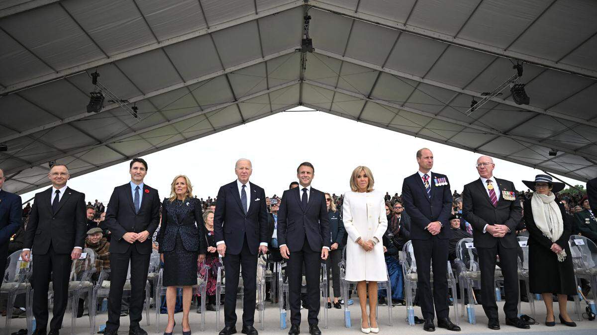 El presidente de Polonia, Andrzej Duda; el primer ministro canadiense, Justin Trudeau; la primera dama estadounidense, Jill Biden; el presidente estadounidense, Joe Biden; el presidente francés, Emmanuel Macron; la primera dama francesa, Brigitte Macron; el príncipe Guillermo de Gran Bretaña, el príncipe de Gales; el gobernador general de la Commonwealth de Australia, el General Hon David Hurley y su esposa Linda Hurley, asistieron a la ceremonia internacional del aniversario del Día D en Omaha Beach, Normandía, Francia, el jueves.