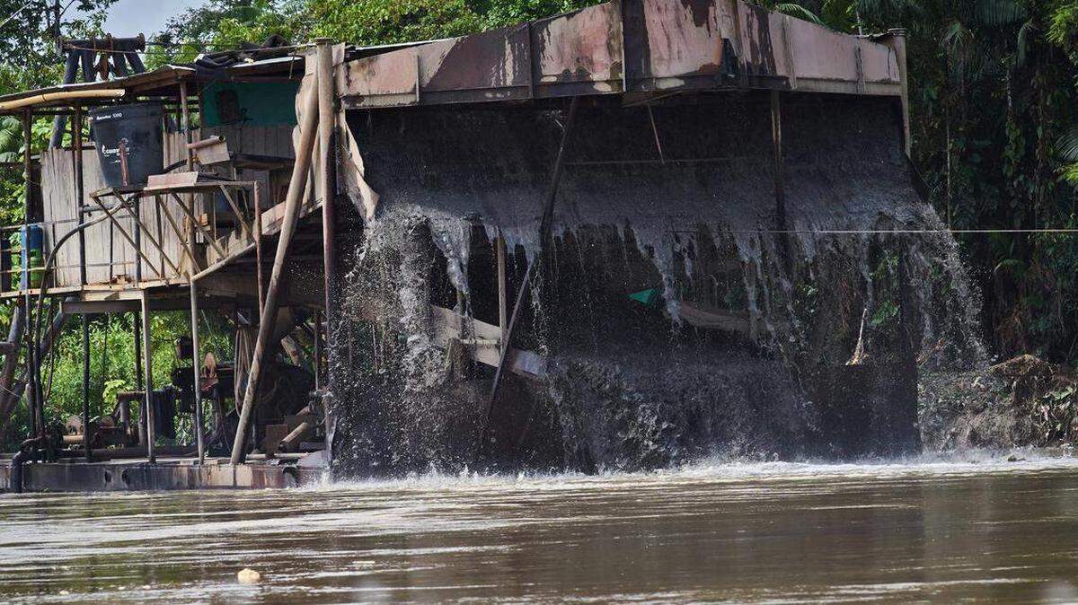 Dragas mineras ilegales fotografiadas en Río Quito al oeste de Colombia en operaciones que agrupaciones ambientalistas alegan están generando grandes problemas ambientales en la zona.