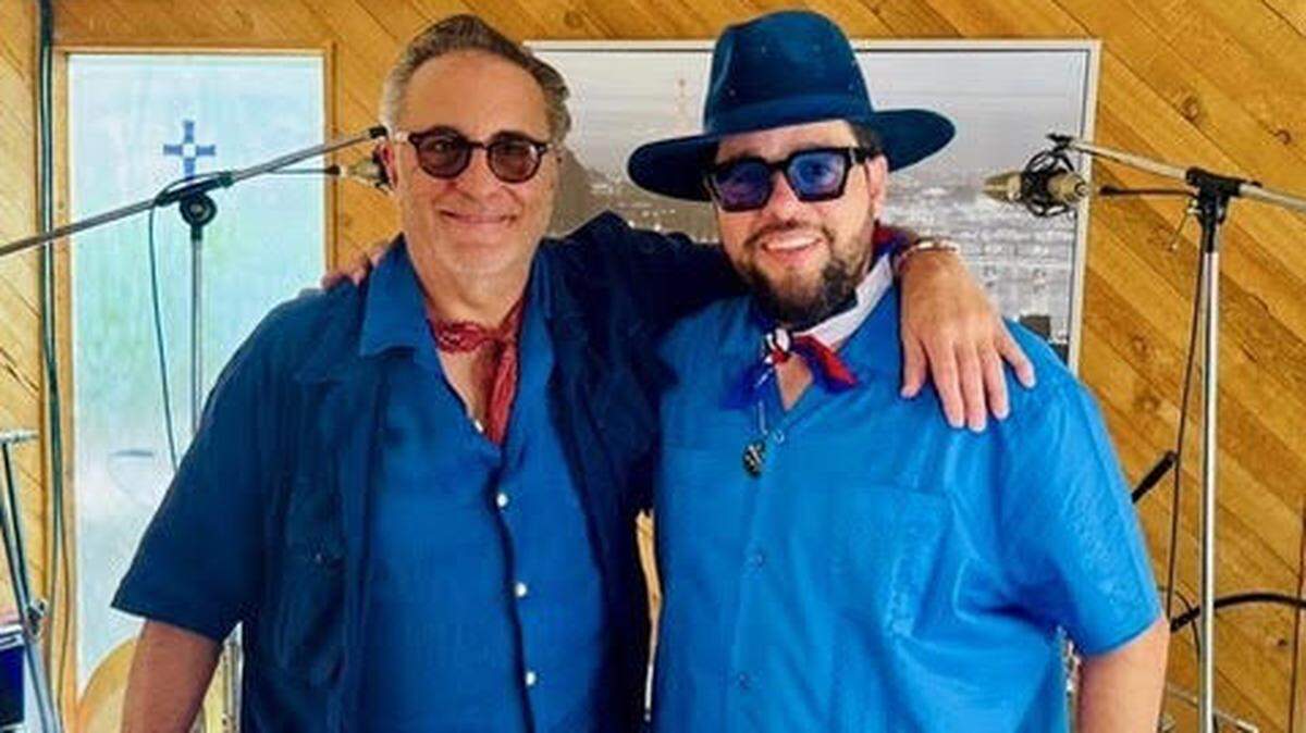 El artista y tresero cubano San Miguel presenta ‘Qué se vayan’ en colaboración con el reconocido actor y artista Andy García.