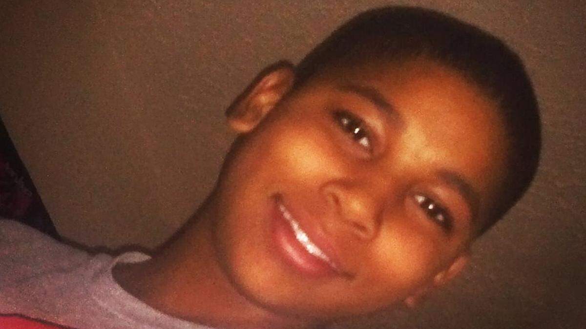 El niño Tamir Rice fue baleado después de que las autoridades recibieron un reporte sobre un hombre que portaba una pistola y apuntaba con ella afuera de un centro recreativo el 22 de noviembre de 2014. 