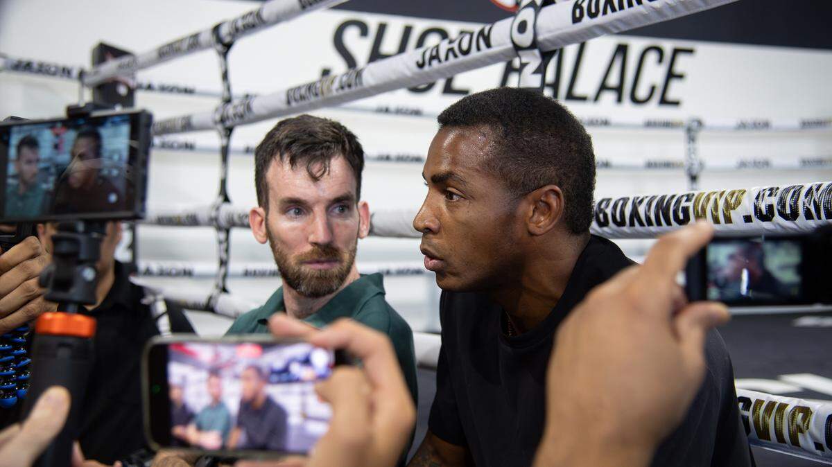 Erislandy Lara comparte con la prensa tras un entrenamiento abierto en Las Vegas.