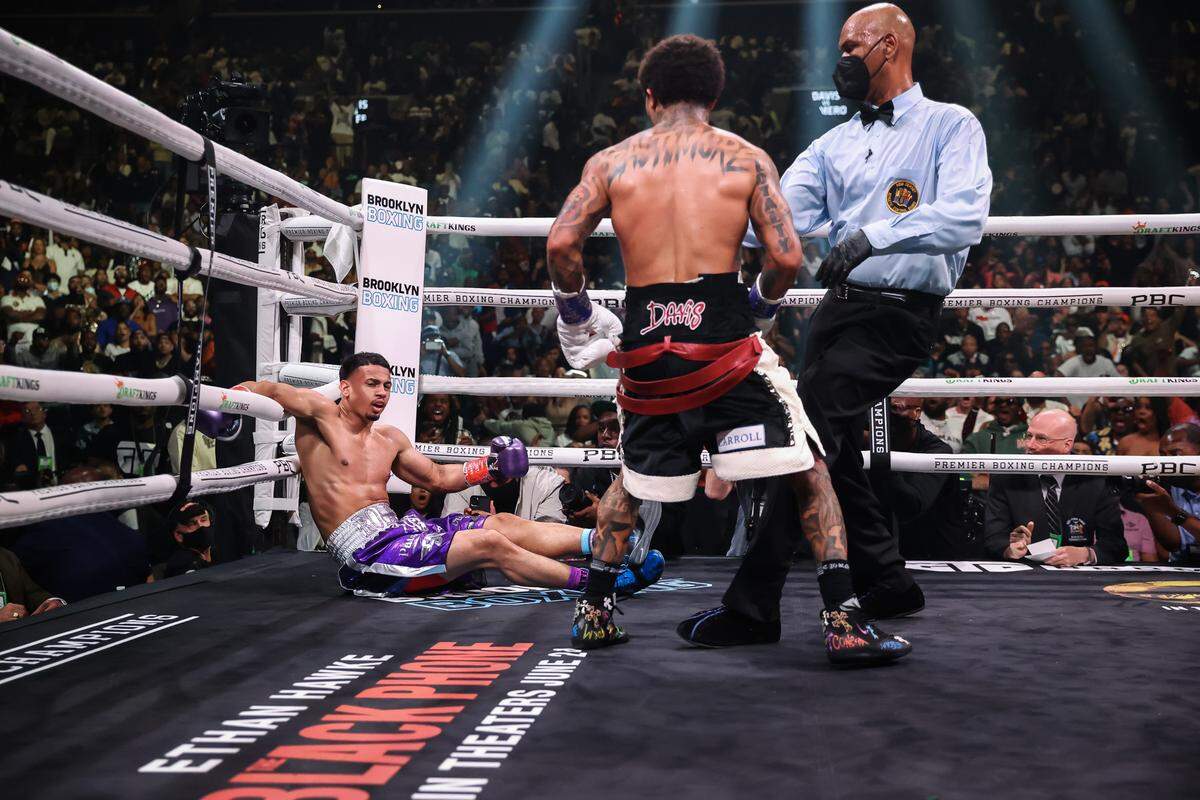 GERVONTA DAVIS vence por nocaut a Rolando Romero en Nueva York.