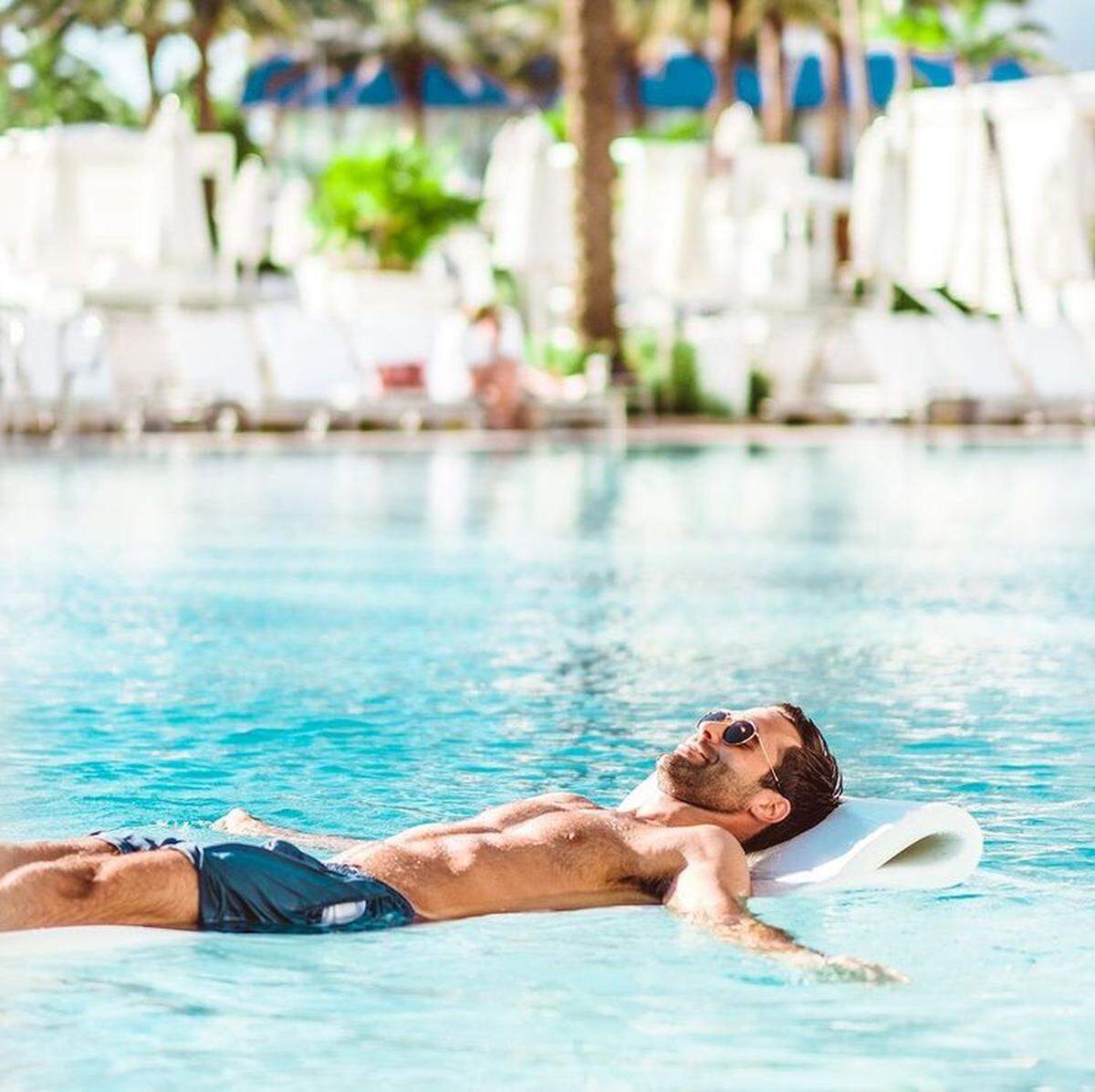 La icónica piscina del Fontainebleau Hotel recibió también una importante renovación. Hay una piscina familiar y algunas opciones para adultos también.