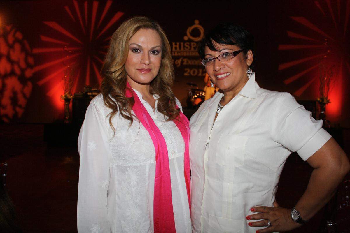 Cecilia Ramírez Harris (izquierda), es autora y periodista especializada en temas de salud, bienestar y estilo de vida.