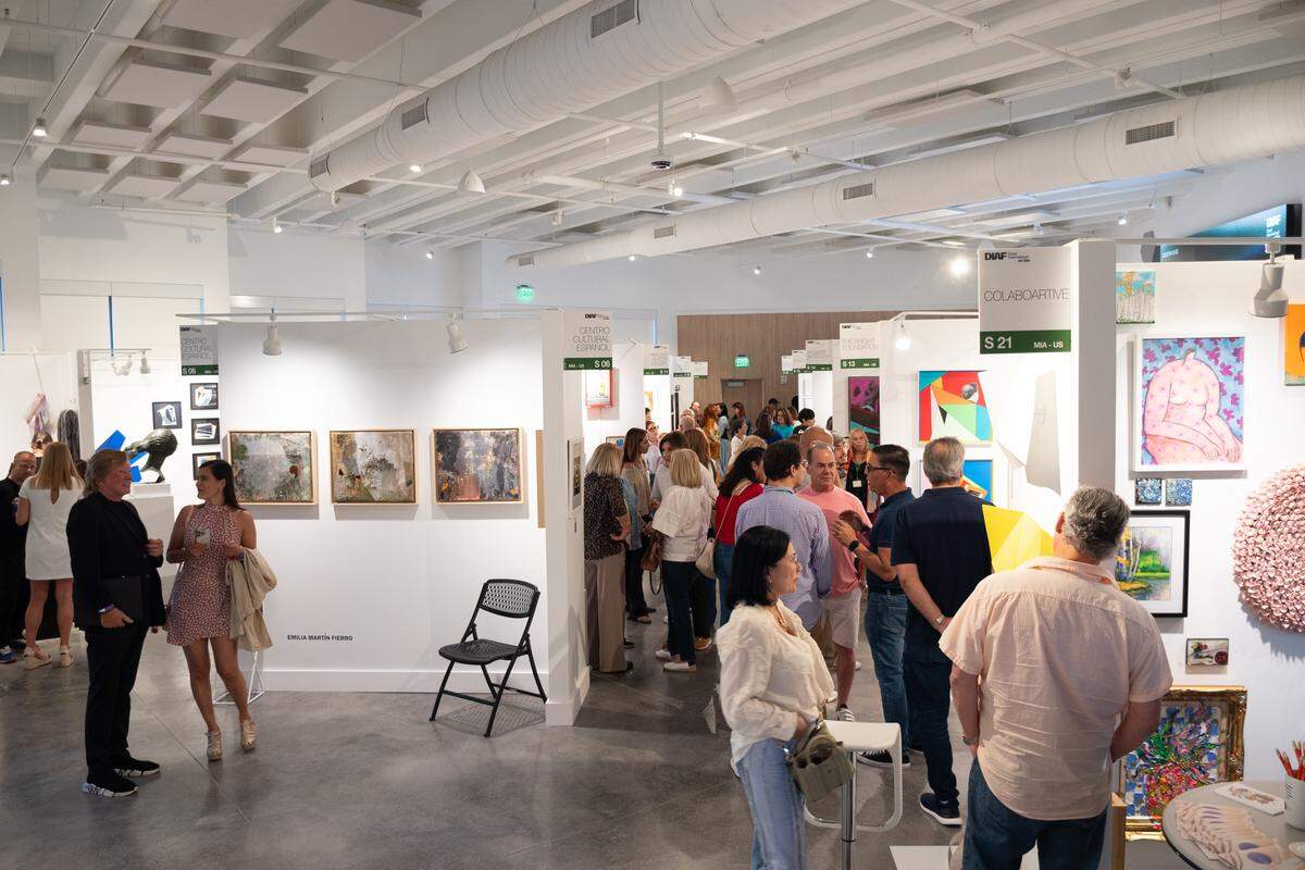Día de la inauguración. Al centro Stand del Centro Cultural Español de Miami.