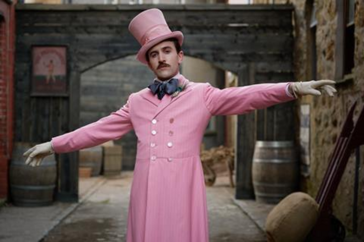 Rupert Everett protagoniza “Madfabulous” (Reino Unido, 2026), una celebración irreverente y sin concesiones de la otredad, presentada como estreno norteamericano en el OUTshine LGBTQ+ Film Festival el 29 de abril en el histórico Tower Theater de Miami.