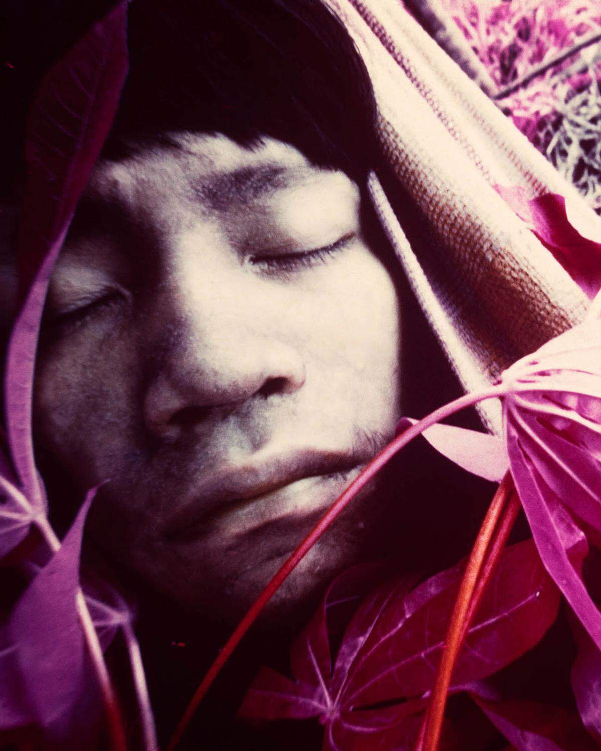 ICA Miami presenta una selección de fotografías experimentales y expresivas de Claudia Andújar, artista y activista nacida en Suiza y afincada en San Pablo, Brasil.