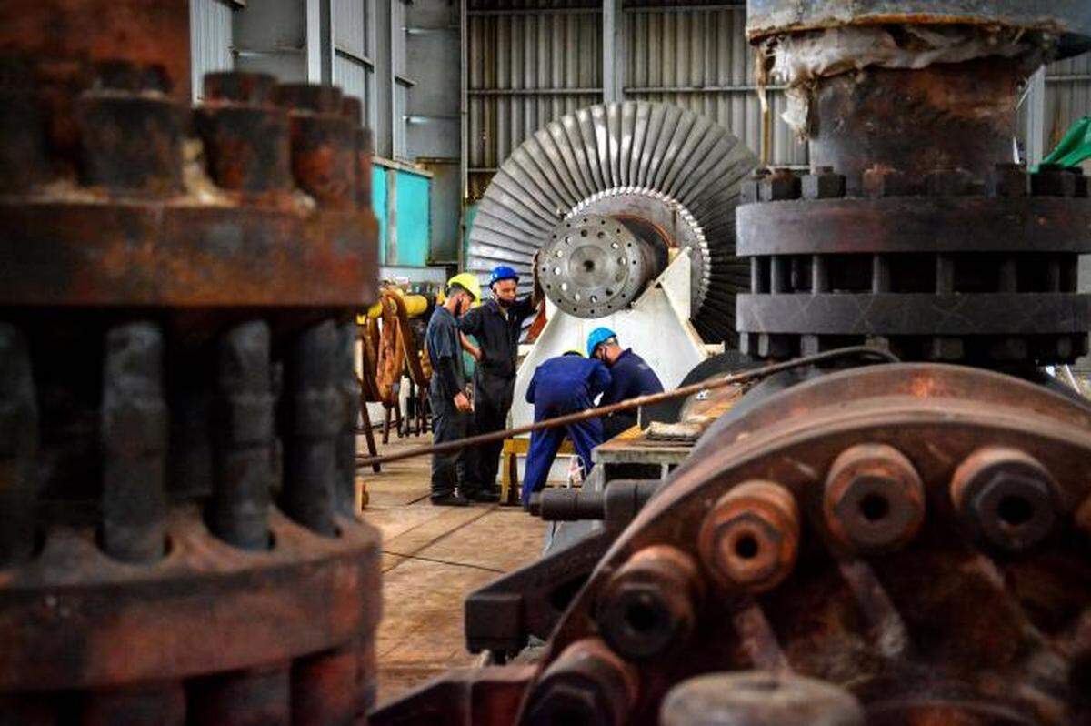 Técnicos cubanos intentan poner en marcha las termoeléctricas del país tras un apagón total desde el viernes 18 de octubre de 2024.
