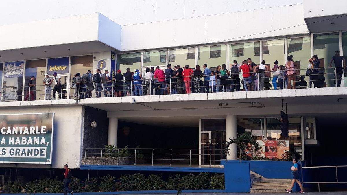 Decenas de cubanos haciendo cola para comprar un boleto a Managua en Avianca.
