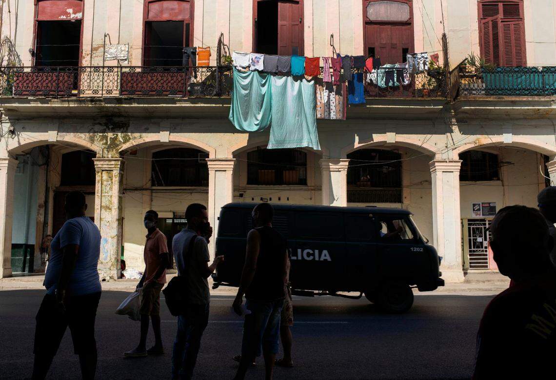 Un vehículo policial patrulla por Habana Vieja, Cuba, el lunes 12 de julio de 2021, un día después de las protestas contra la escasez de alimentos y los altos precios en medio de la crisis del coronavirus. (Foto AP / Eliana Aponte)