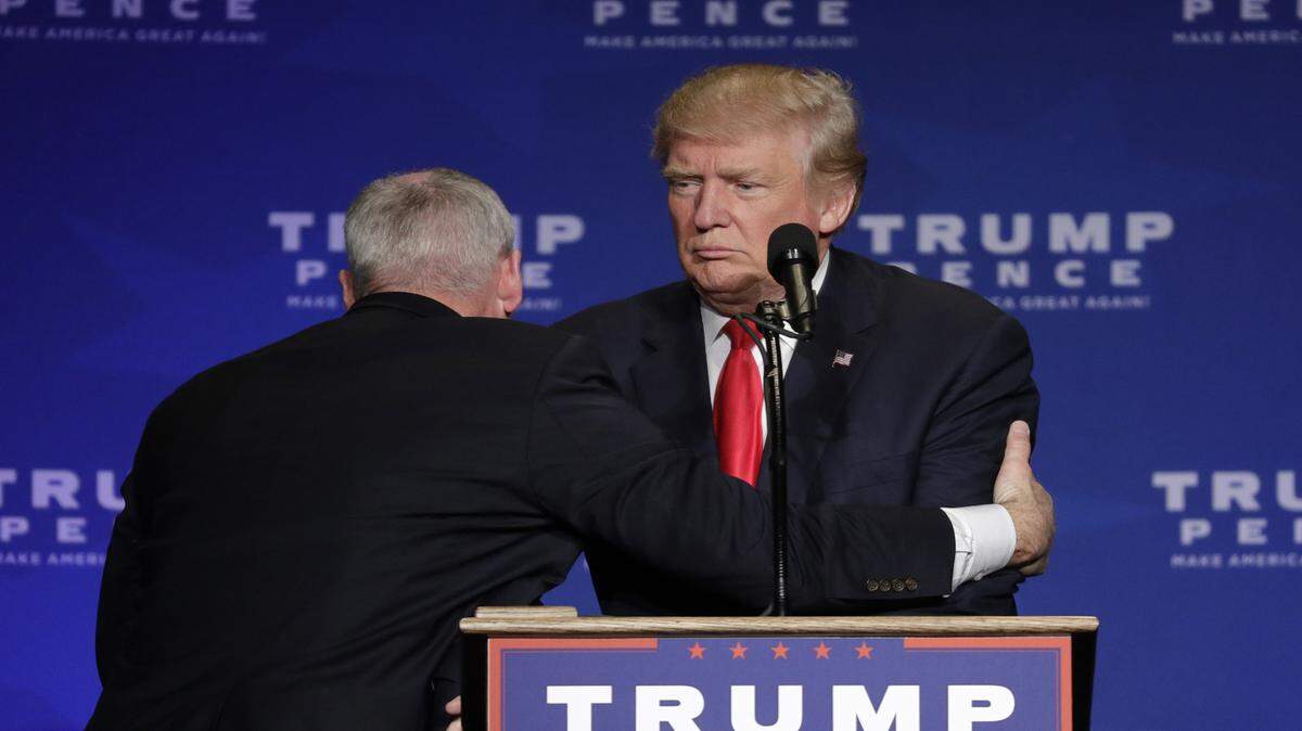Un agente del Servicio Secreto se lleva al candidato presidencial Donald Trump del escenario de un evento en Nevada.