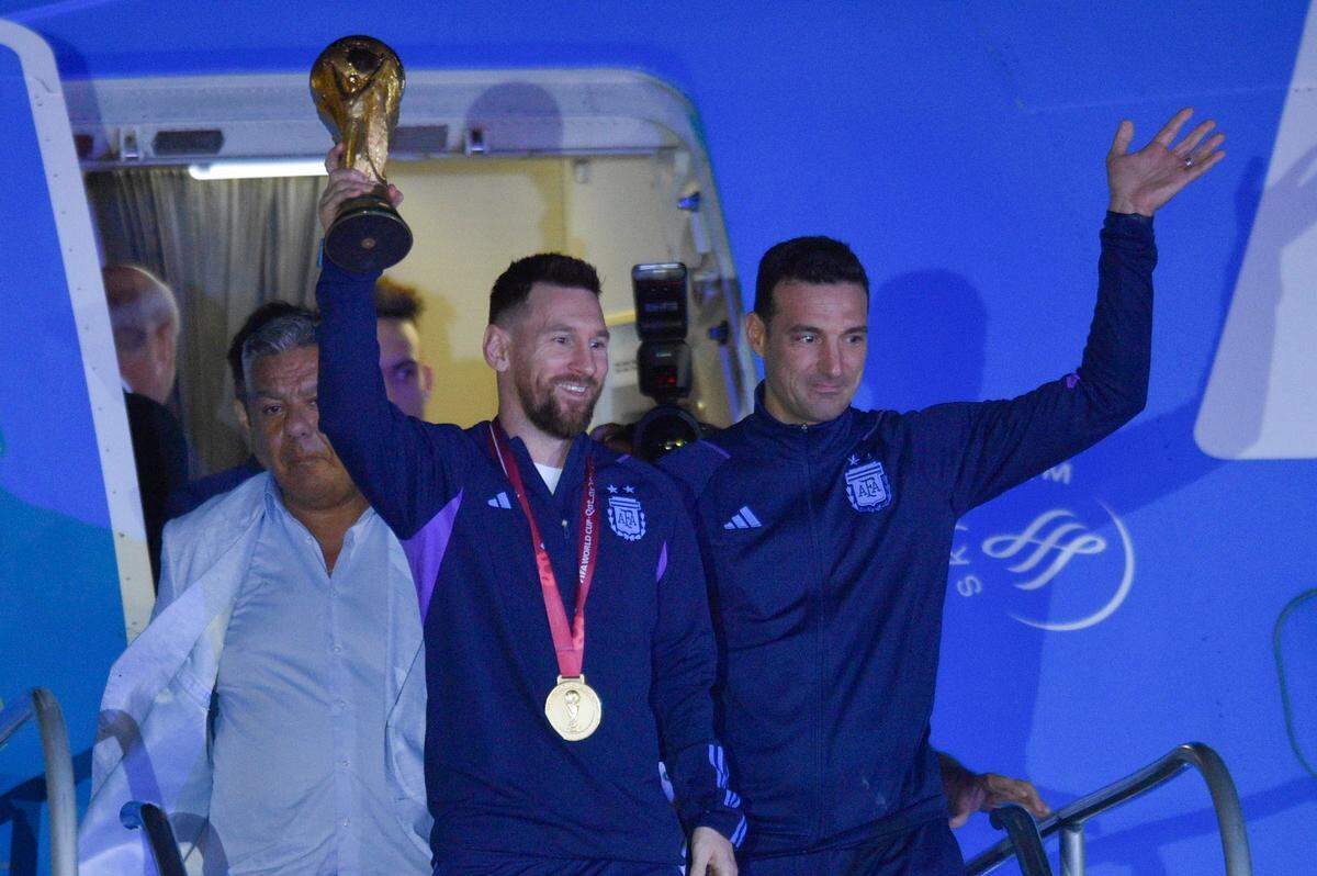Lionel Messi (izq.) y Lionel Scaloni a su llegada a Buenos Aires, el 20 de diciembre de 2022.