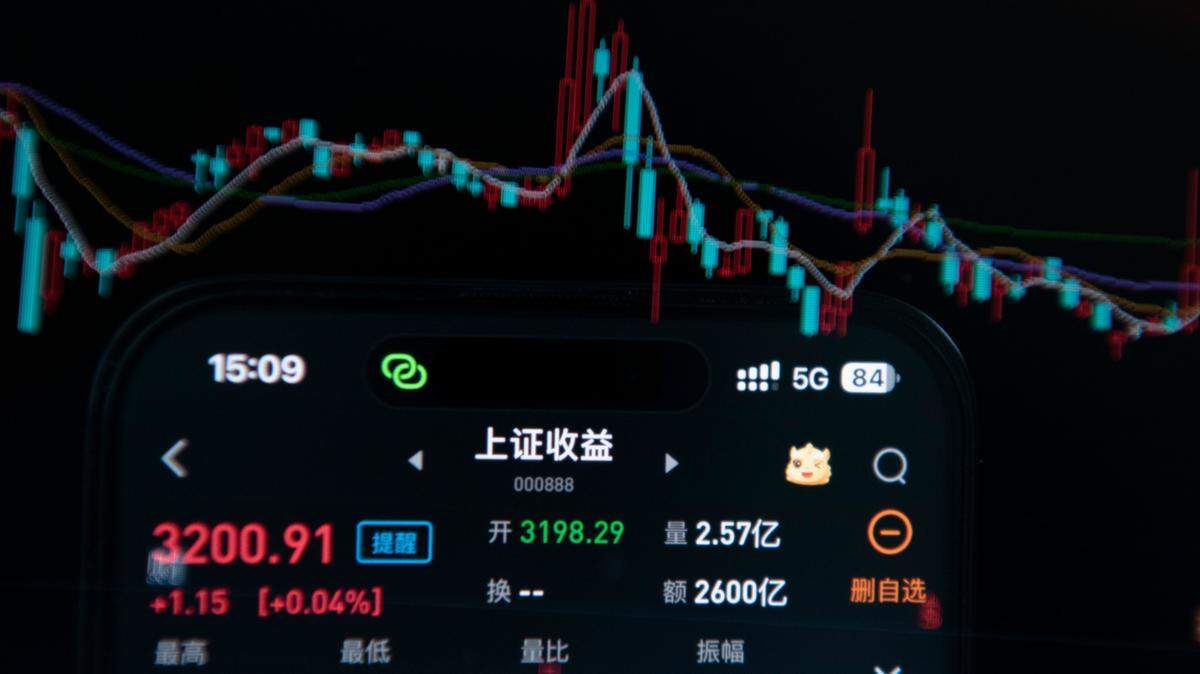 Los inversores en acciones verifican el índice “000888 Shanghai Stock Exchange Return” a través de teléfonos móviles y computadoras en Hai ‘an, provincia de Jiangsu, China, 29 de julio de 2024. 