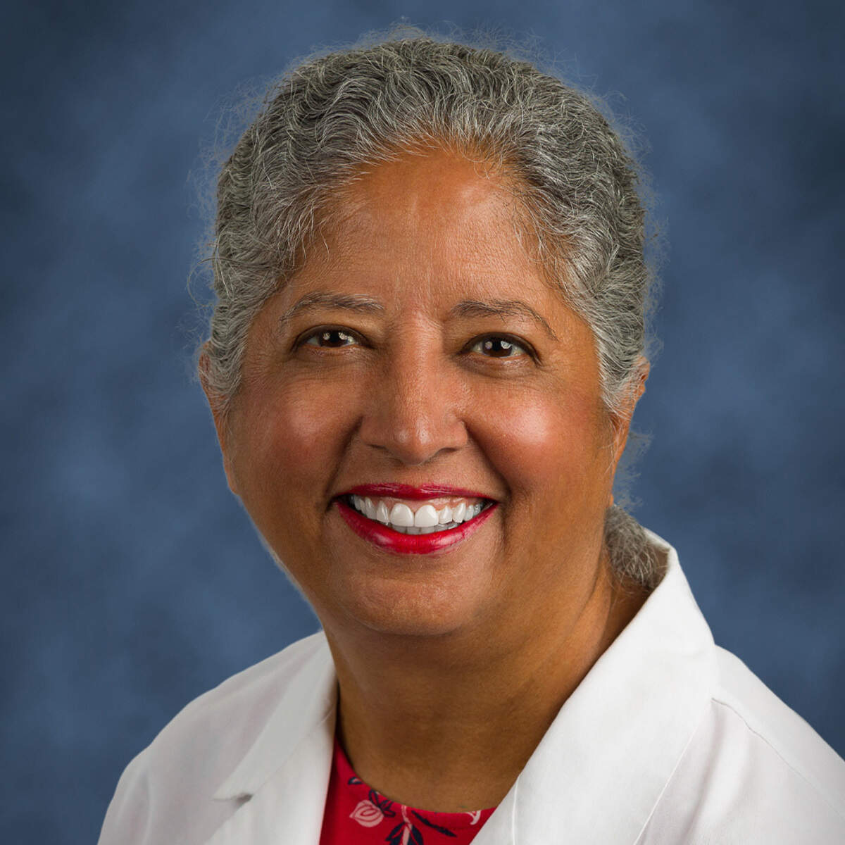 La Dra. Satinder Sandhu, profesora de pediatría y directora del laboratorio de cardiología pediátrica y cardiopatías congénitas en adultos del Sistema de Salud de la Universidad de Miami.