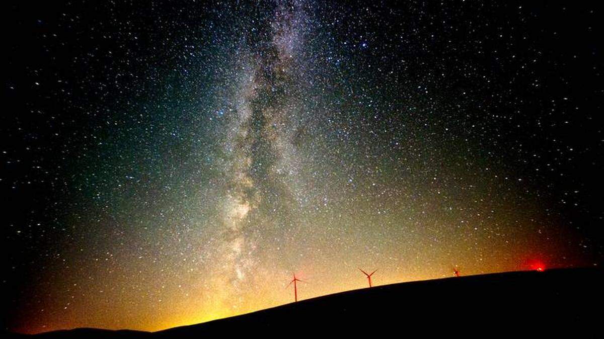 La Vía Láctea ilumina el cielo de la costa del Pacífico de EEUU durante la lluvia de meteoritos de las Perseidas el 12 de agosto del 2016 en Dayton, estado de Washington.