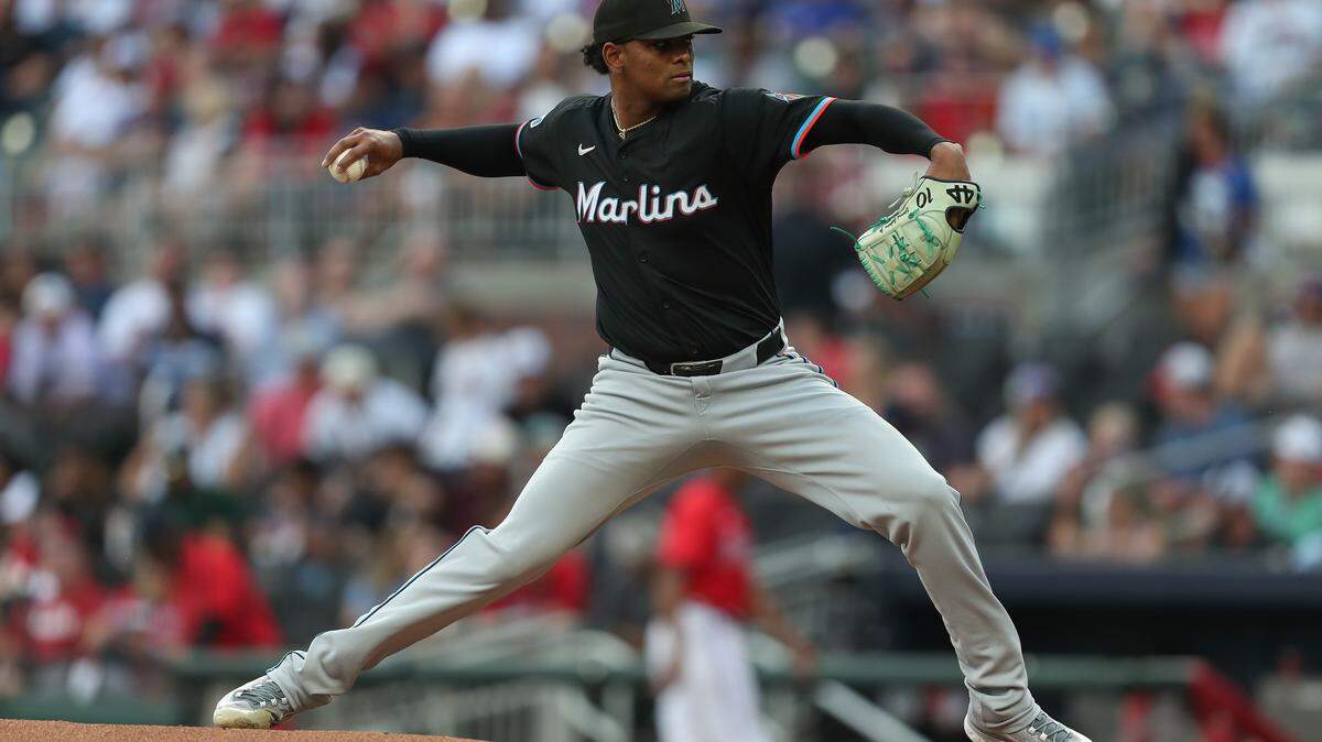 El lanzador abridor de los Miami Marlins, Edward Cabrera (27), lanza contra los Atlanta Braves durante la primera entrada en el Truist Park, el 8 de agosto de 2025; en Cumberland, Georgia.