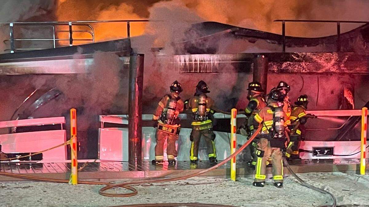 Un yate enorme se incendió mientras estaba atracado en el río Miami el 19 de enero de 2025.