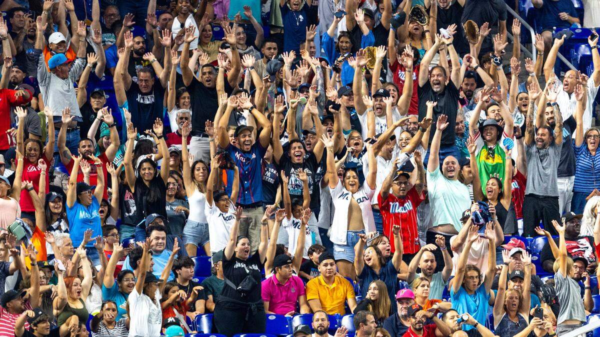 En los tres partidos entre los Yankees de Nueva York y los Marlins asistieron un total de 100,001 fanáticos que representó la mayor concurrencia en una serie de fin de semana en la historia de la franquicia de Miami. 