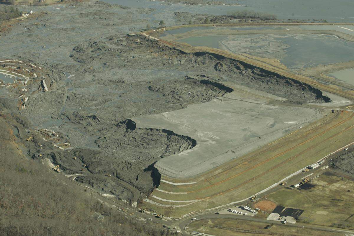 Restos de lodo de las cenizas en una foto del 2008. La EPA ha documentado desde entonces restos de cenizas que están contaminando las aguas y los acuíferos con metales y otras materias tóxicas en varios estados.