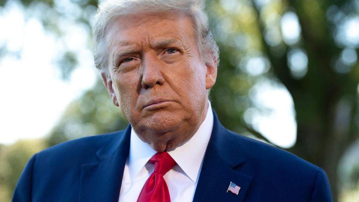 En esta foto de archivo, el ex presidente de los Estados Unidos, Donald Trump, habla con los medios de comunicación antes de partir del Jardín Sur de la Casa Blanca en Washington, DC, el 21 de septiembre de 2020, mientras viaja a Ohio.