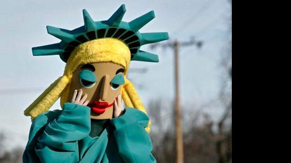Entre los disfraces más populares está el de Lady Liberty, para que los ciudadanos se animen a declarar sus impuestos. 
