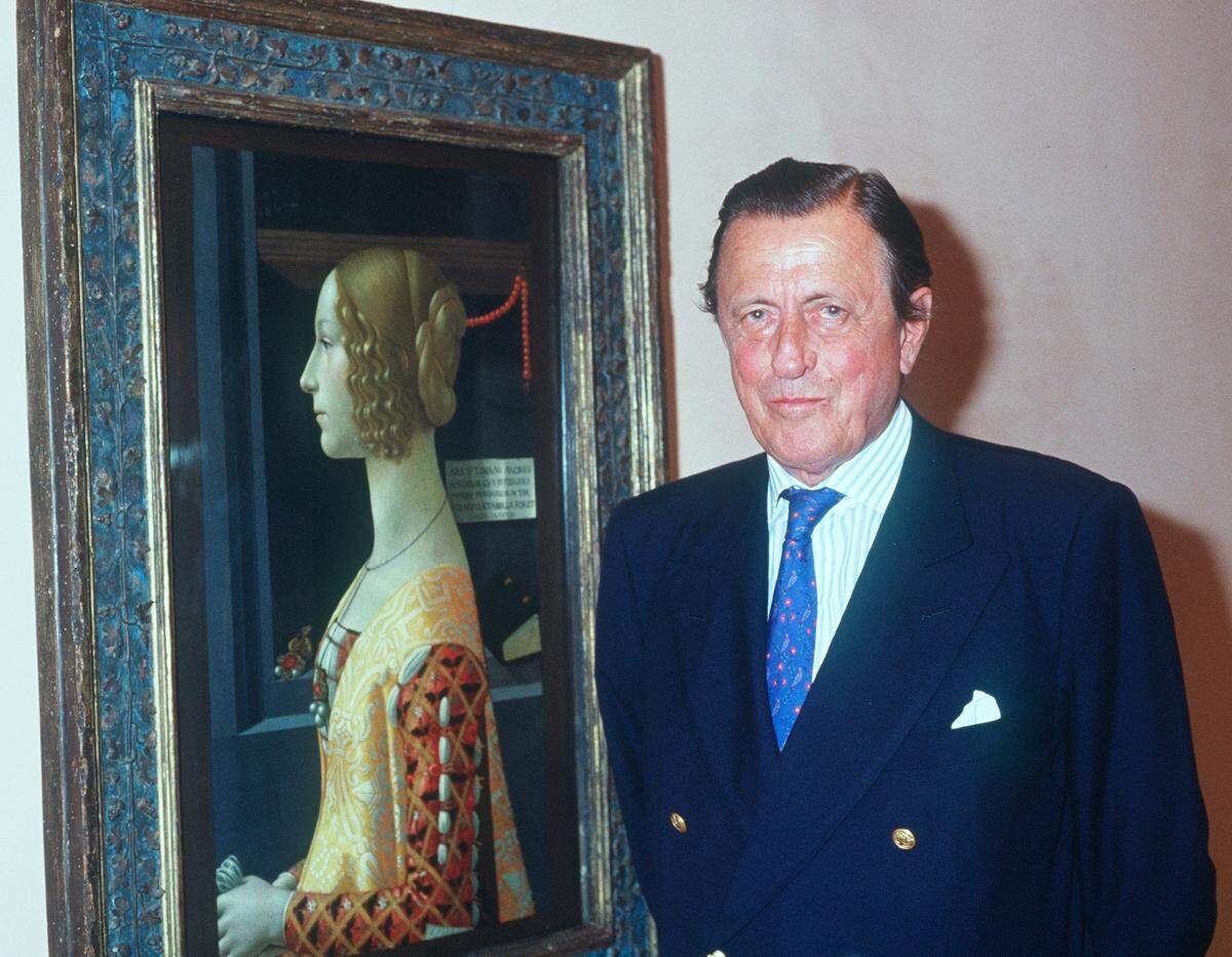 El barón Thyssen posa en 1987, junto a una de sus obras preferidas el retrato de “Giovanna Tornabuoni” de Ghirlandaio.