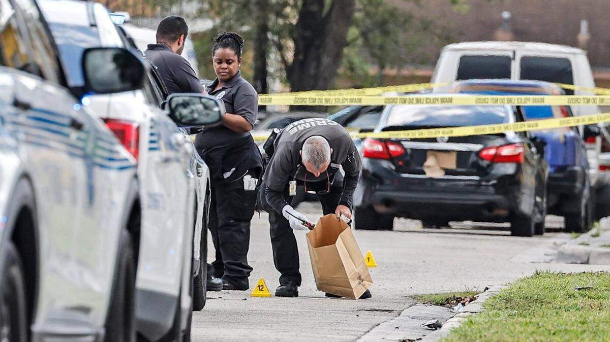 Investigadores de la policía de Miami recogen evidencia frente a una casa en el NW de Miami, Florida, el jueves, 7 de marzo de 2024.