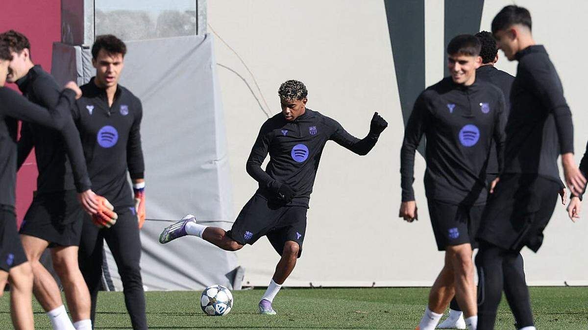 Barcelona's Spanish forward #10 Lamine Yamal and teammates take part in a training session on the eve of their UEFA Champions League, league phase day 5 football match against Chelsea at the Joan Gamper training ground in Sant Joan Despi, near Barcelona, on November 24, 2025. (Photo by Lluis GENE / AFP via Getty Images)