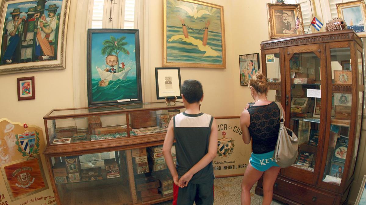 Dos turistas de origen Cubano residentes en Chicago observan uno de los salones de exibiciones en el Instituto de San Carlos para historia sobre la Independencia de Cuba 20 de Mayo y las generaciones de Cubanos nacidos en Key Westm llamados, Los Concos