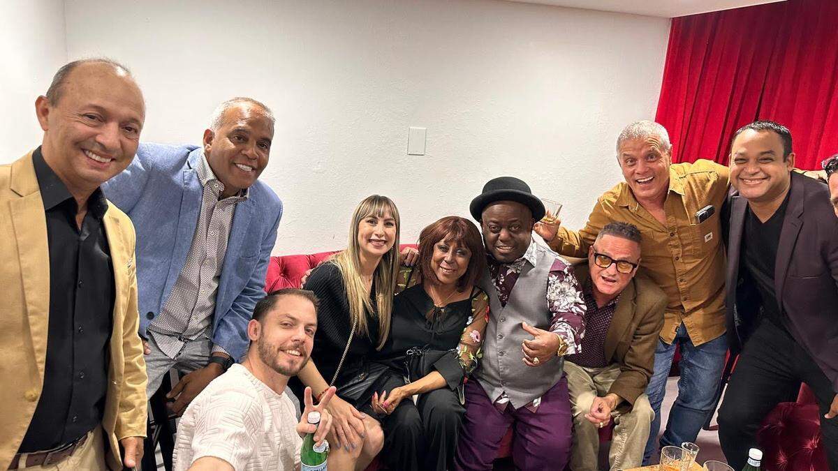 “José era todo alegría, todo risas, trasmitía cosas buenas, ha sido terriblemente duro para la comunidad de artistas, porque todo el mundo lo quería mucho”, dijo Gelliset Valdés. En la foto, Valdés con José Téllez y otros humoristas y actores amigos.