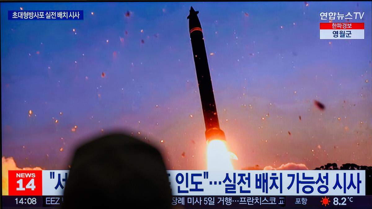 Foto de archivo. Una pantalla de televisión muestra imágenes del lanzamiento de un misil de Corea del Norte el 1ro de enero de 2023.