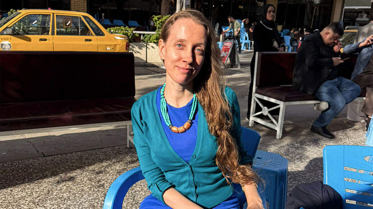 La periodista estadounidense Shelly Kittleson posa para una fotografía en Bagdad el 31 de marzo de 2026. Kittleson fue secuestrada el 31 de marzo en Bagdad por un presunto grupo armado iraquí respaldado por Irán. La periodista fue liberada el martes, 7 de abril de 2026.