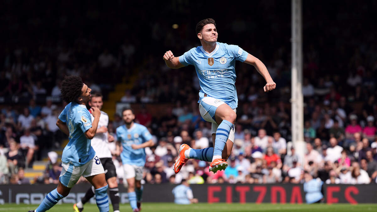 El futbolista argentino Julián Álvarez jugará esta temporada y otras cinco más en el Atlético de Madrid que dirige su compatriota Diego Simeone, tras dos años en el Manchester City de Pep Guardiola, anunciaron ambos clubes, sobre uno de los traspasos estelares del verano.