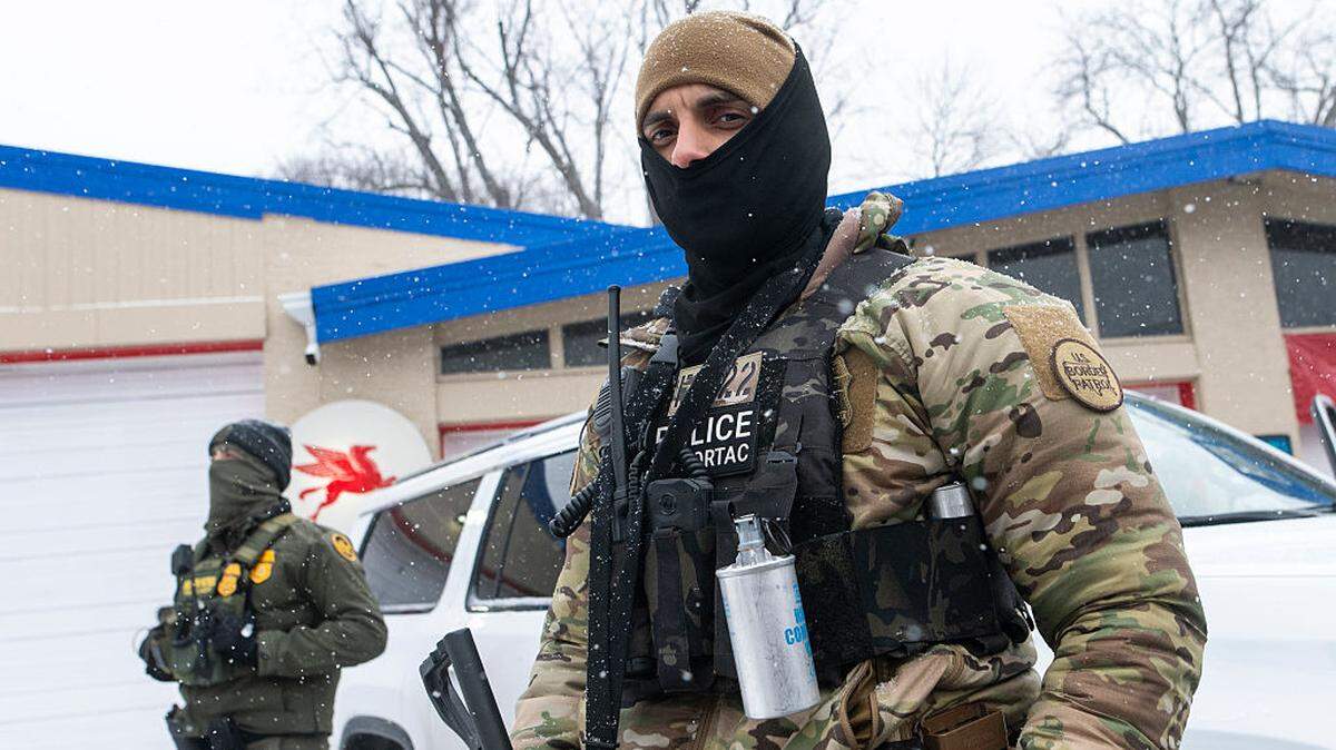Agentes federales de la Patrulla Fronteriza llegan a una estación de gasolina en Minneapolis, Minnesota, el 21 de enero de 2026. Ecuador envió una nota de protesta a EEUU después de que un agente de la Policía de Inmigración y Aduanas (ICE) tratara de ingresar sin permiso el miércoles, 27 de enero al consulado en Minneapolis.