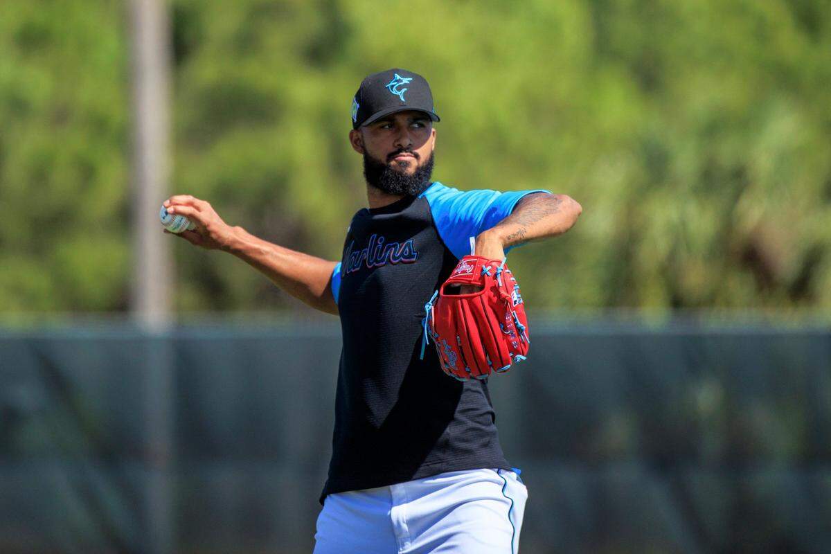 Sandy Alcántara lanza en la pretemporada, el 14 de marzo de 2022 en el Roger Dean Stadium en Jupiter, Florida. El lanzador dominicano será el abridor por los Marlins en el arranque de la campaña contra los Gigantes de San Francisco, el viernes 8 de abril en el Oracle Park.&nbsp;