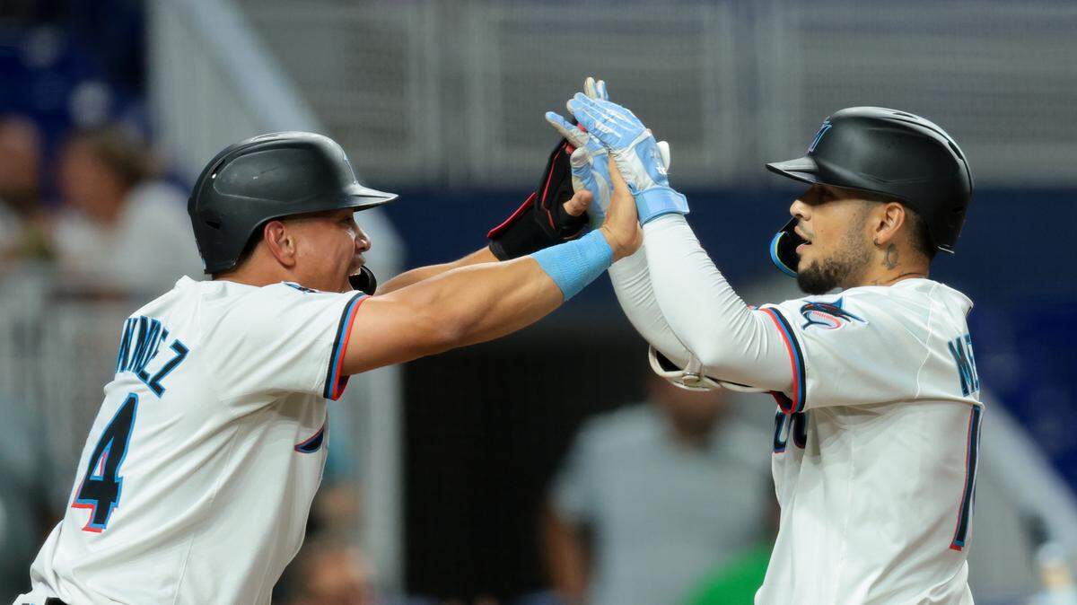 El jardinero de los Marlins Víctor Mesa Jr. (der.) celebra con su compañero de equipo Heriberto Hernández tras pegar un jonrón en el octavo inning del partido ante los Nacionales de Washington, celebrado el 8 de septiembre de 2025 en Miami.