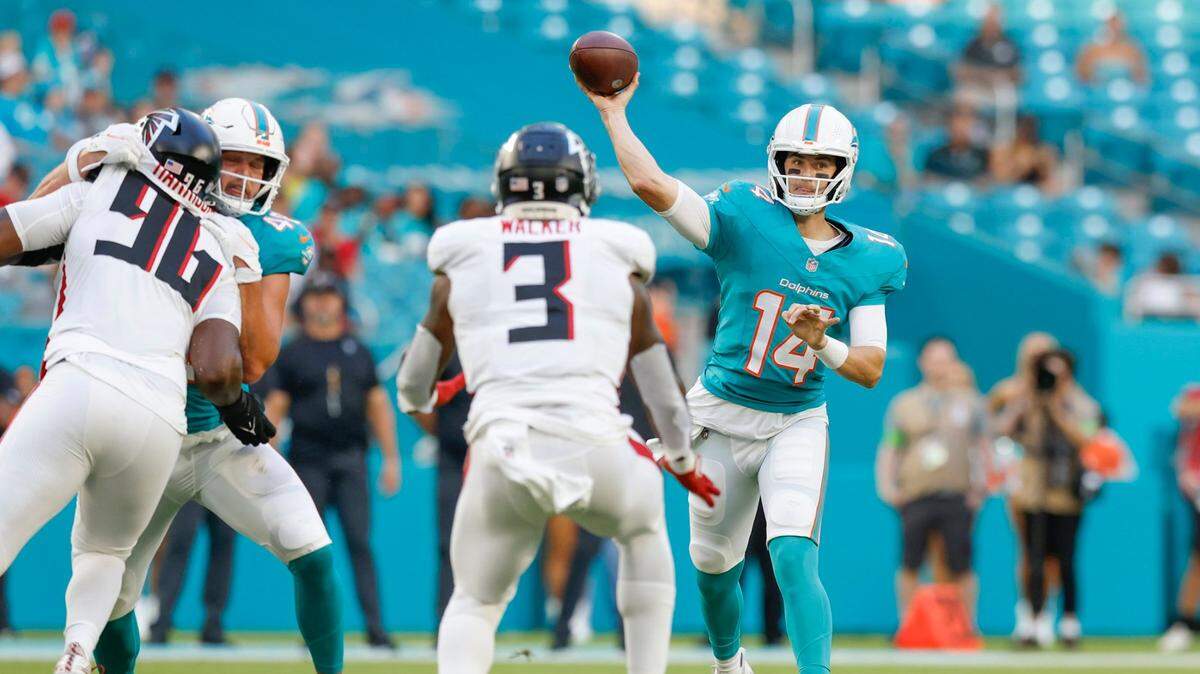 El quarterback de los Dolphins Mike White tira el ovoide en el partido de pretemporada ante los Falcons de Atlanta, celebrado el 11 de agosto de 2023 en el Hard Rock Stadium en Miami Gardens, Florida.