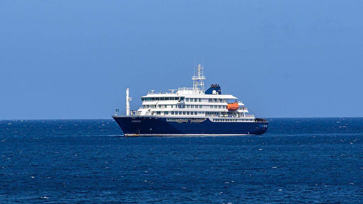 Vista general del crucero MV Hondius, inmovilizado frente al puerto de Praia, la capital de Cabo Verde, el domingo 3 de mayo de 2026. Un brote de hantavirus, una enfermedad respiratoria aguda grave, a bordo de un crucero en el Atlántico ha dejado al menos tres personas fallecidas, según informó a la AFP el Ministerio de Salud de Sudáfrica, el domingo.