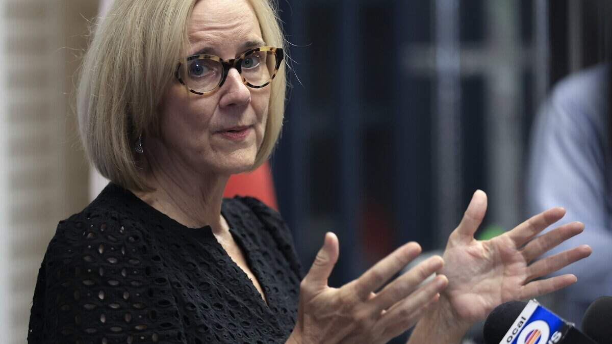 La alcaldesa electa de Miami, Eileen Higgins, ofrece una rueda de prensa un día después de ganar la alcaldía el 10 de diciembre de 2025 en Miami, Florida.