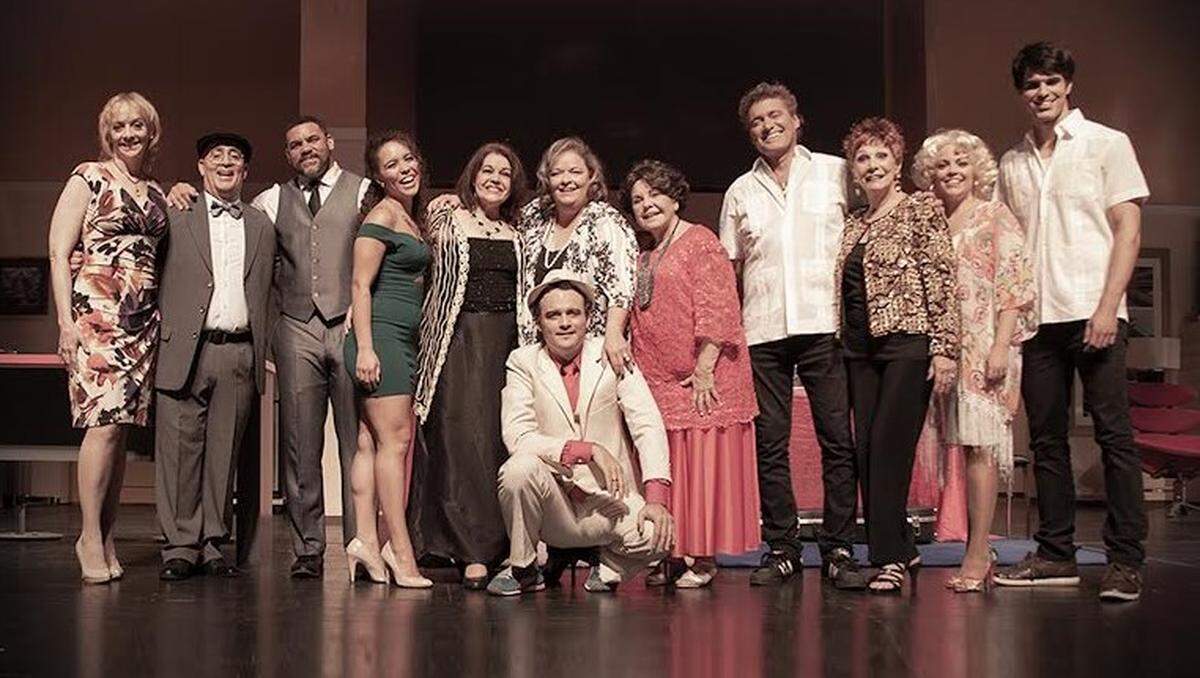 Elenco de ‘¿Qué pasa USA? Today! Desde la izquierda: Barbara Ann Martin, Eduardo Wasveiler, Nick Simmons, Grethel Ortíz, Connie Ramírez, Ana Margo, Ariel Texidó (agachado), Vivian Ruíz, Steven Bauer, Martha Picanes, Tania Guzmán y Rodolfo Jaspe.