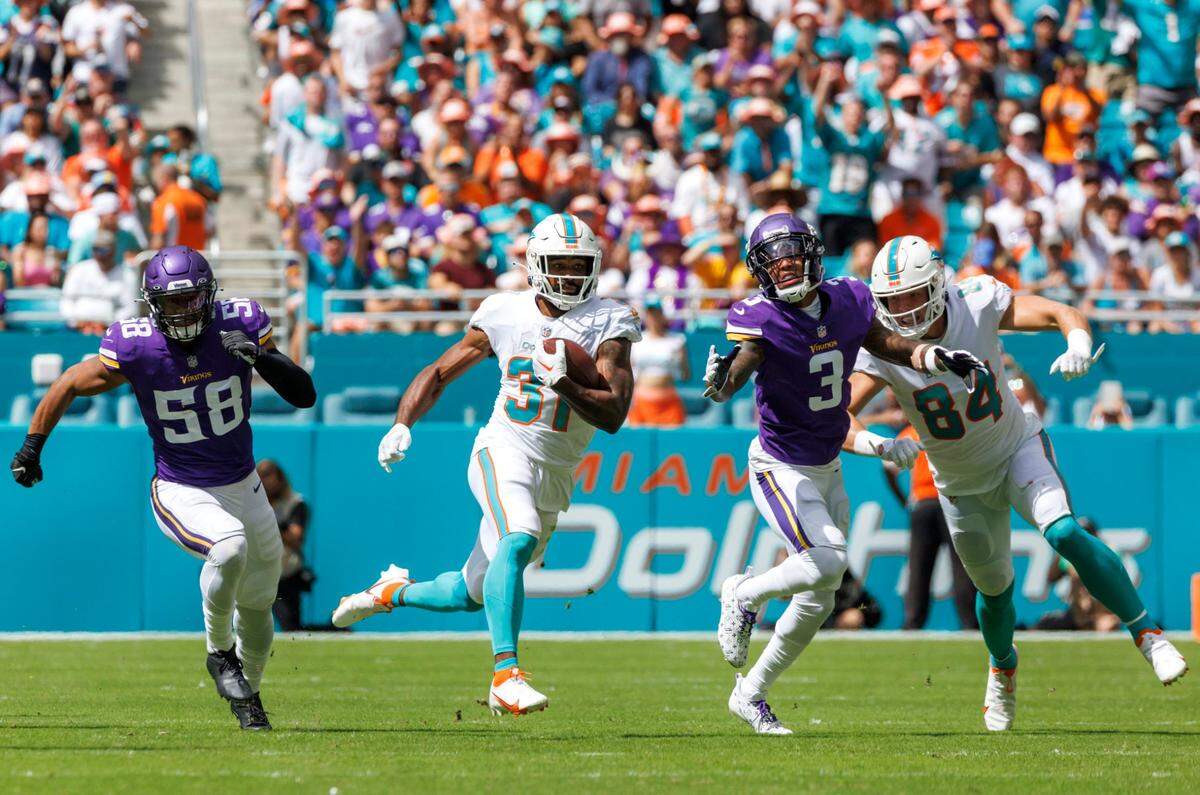 El running back de los Dolphins Raheem Mostert (31) corre con el ovoide ante la defensa de los Vikings de Minnesota, en el partido celebrado el 16 de octubre de 2022 en el Hard Rock Stadium de Miami Gardens, Florida.