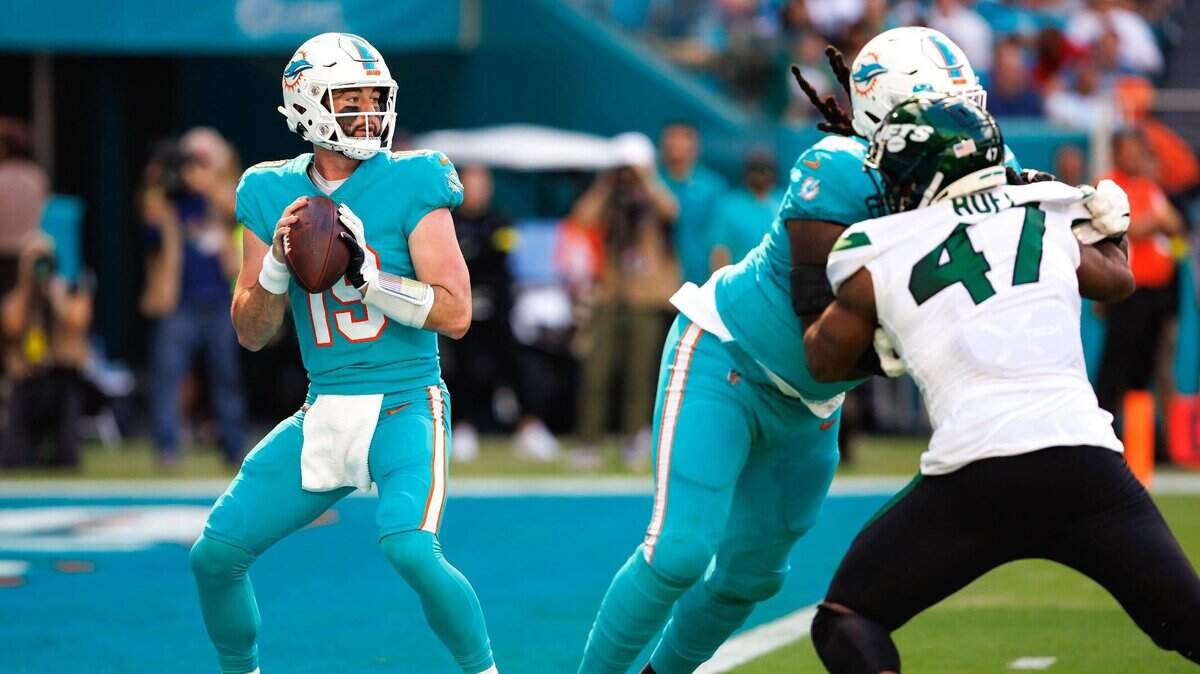 El quarterback de los Dolphins Skylar Thompson (19) trata de pasar el ovoide en el partido ante los Jets de New York, celebrado el 8 de enero de 2023 en el Hard Rock Stadium en Miami Gardens, Florida.